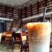 【弘大】まるで図書館のような広々としたブックカフェ「Cafe Comma 2Page」