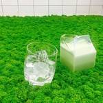 【望遠】芝生×ほうれん草牛乳（ウユ）が話題のカフェ「KANDID COLLECTION」