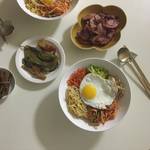 自宅で簡単にできる韓国料理レシピ！混ぜるだけ【ビビンパ】の作り方